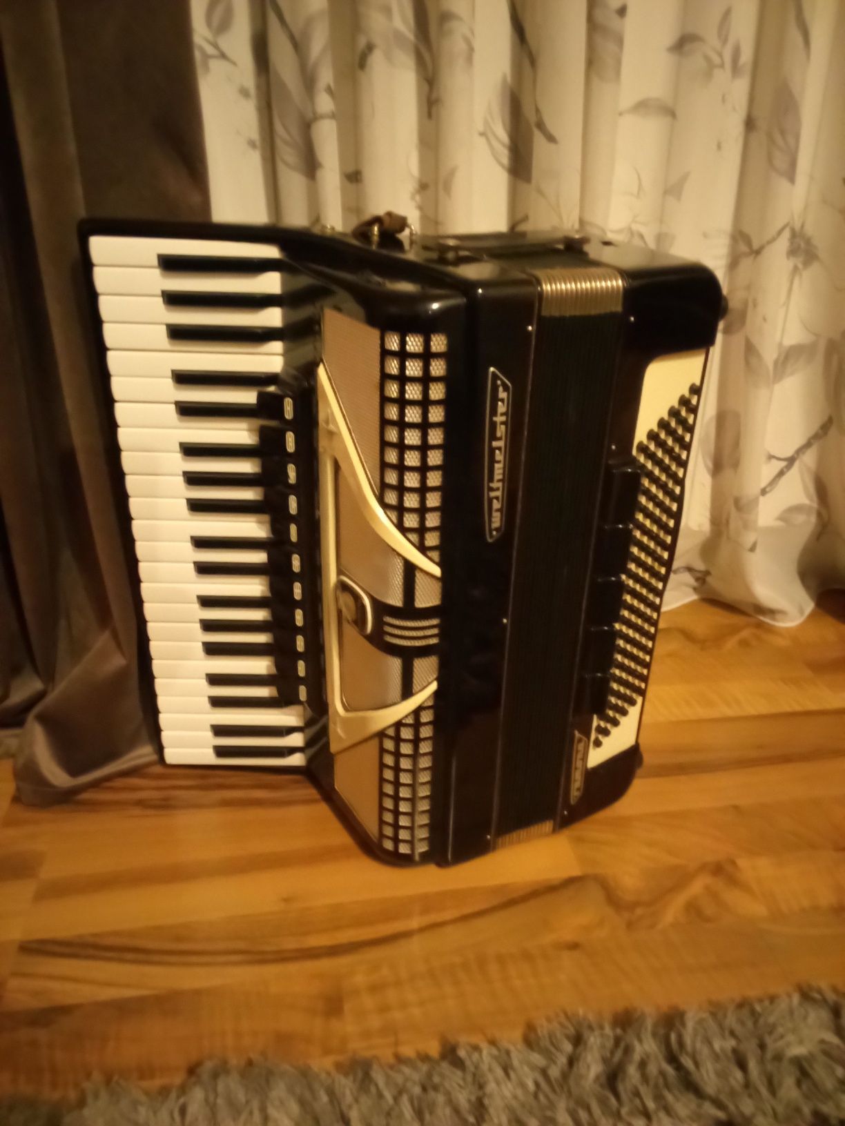 Vând acordeon Weltmeister 120 basi