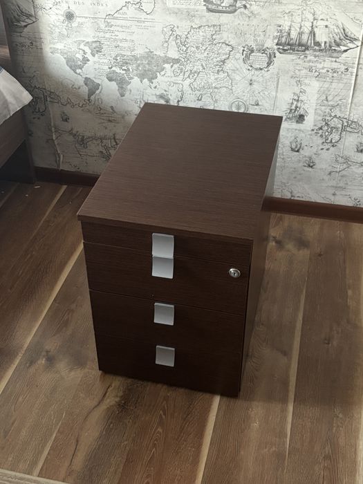 Продам тумбу на колесиках в хорошем состоянии