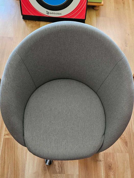 Въртящ се стол сив SKRUVSTA от IKEA като нов за офиса или за дома