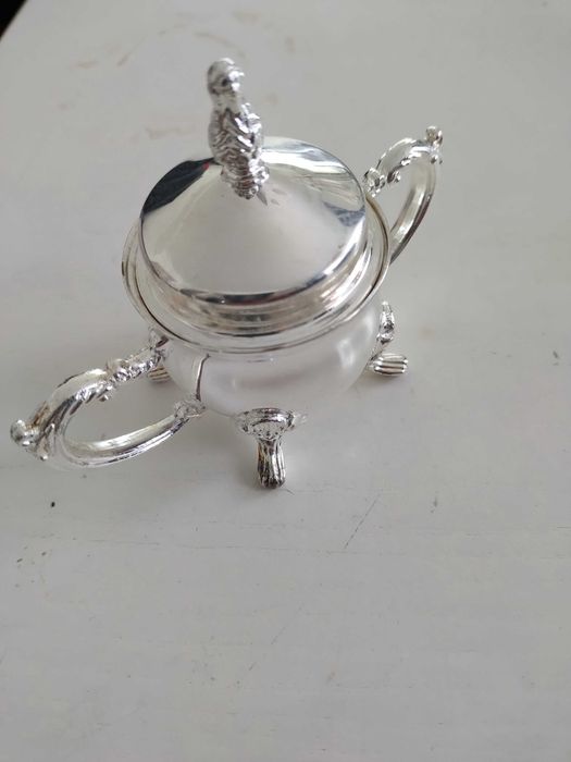 Посребрен сервиз