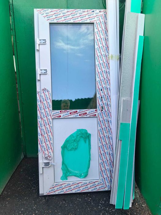 Продам новую пластиковую дверь