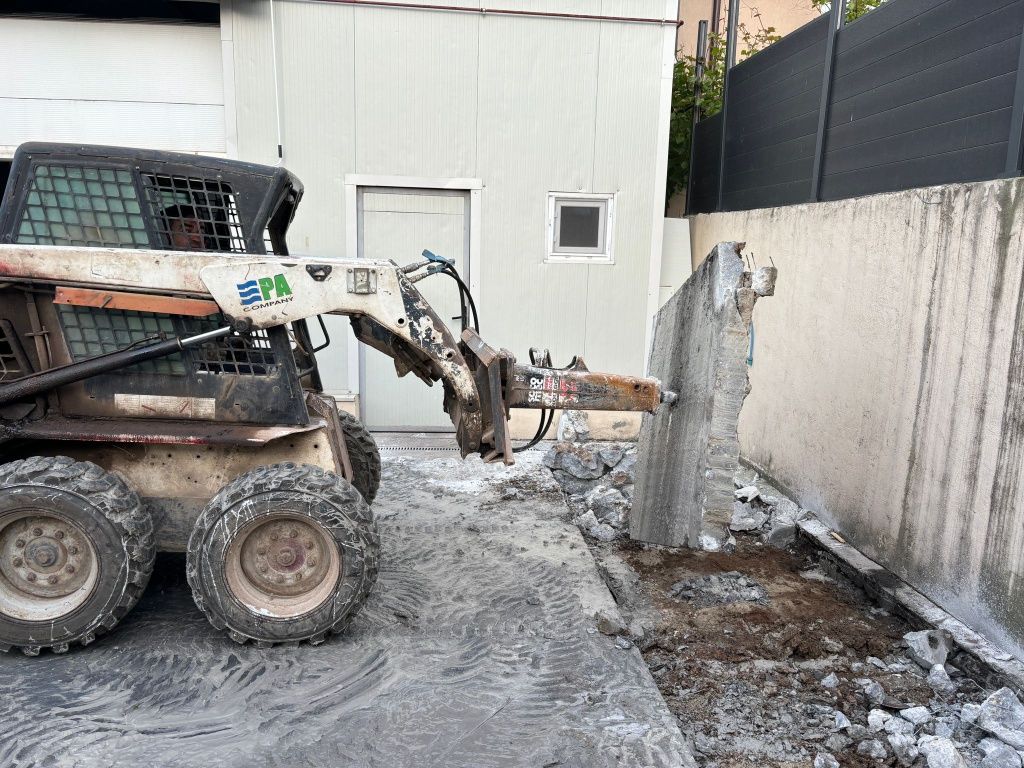 Taiere beton asfalt bobcat miniexcavator   burghiu pamant