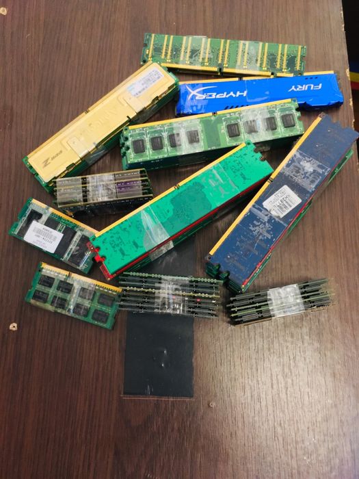 72 Diverse plăci RAM, preț foarte rezonabil