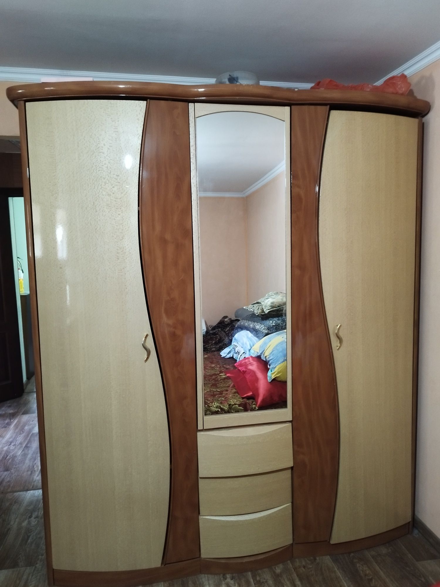 Кровать двуспальная и шкаф