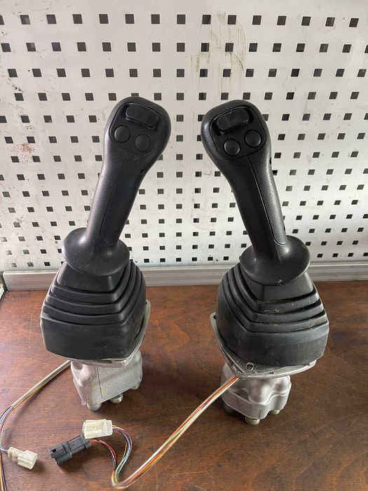 Joystick Excavator pe roti JCB