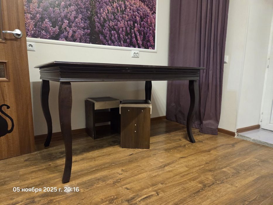 Тёмный обеденный стол