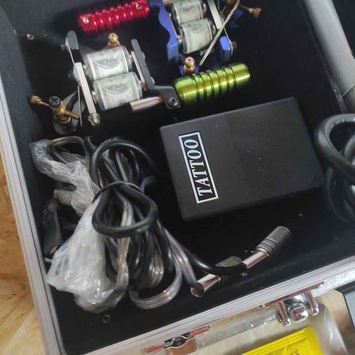 Kit și aparat tatuat