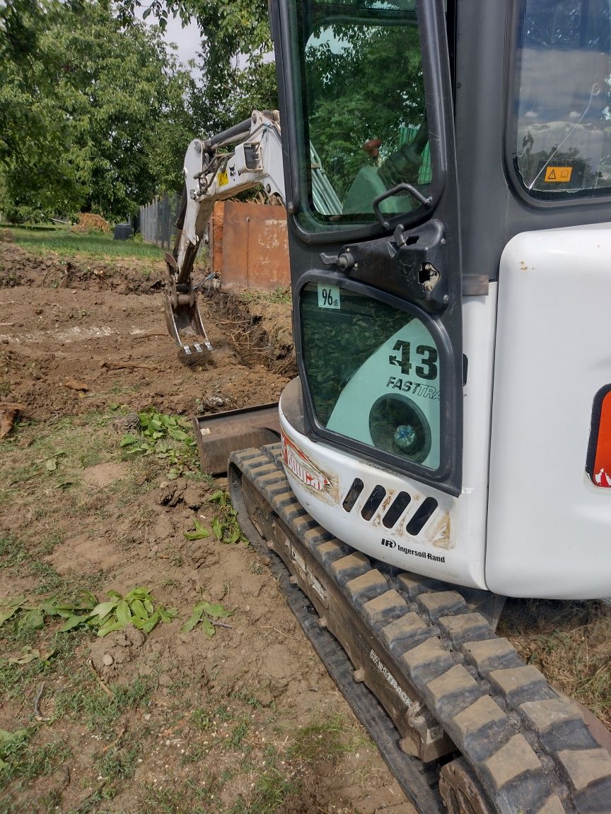 Execut lucrări cu  miniexcavator 3,6 to, bobcat incarcator frontal 3,5