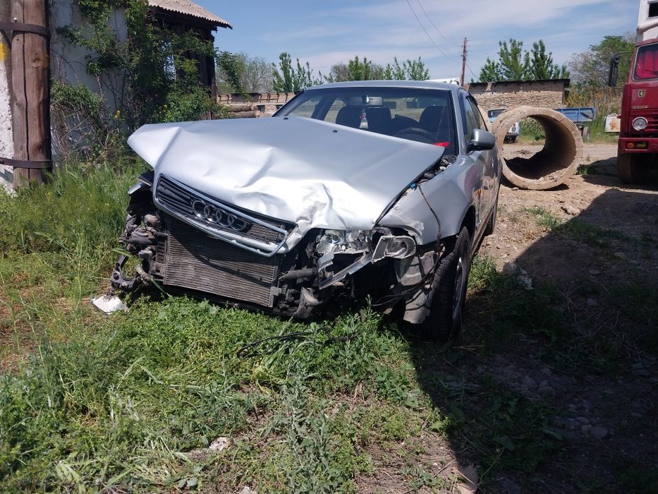 Продам Ауди А4 Б5 объём 2,6 АКПП газ-бензин (аваринном состоянии)