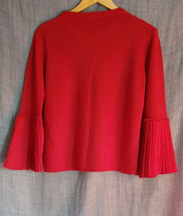 Pulover rosu detaliu maneca