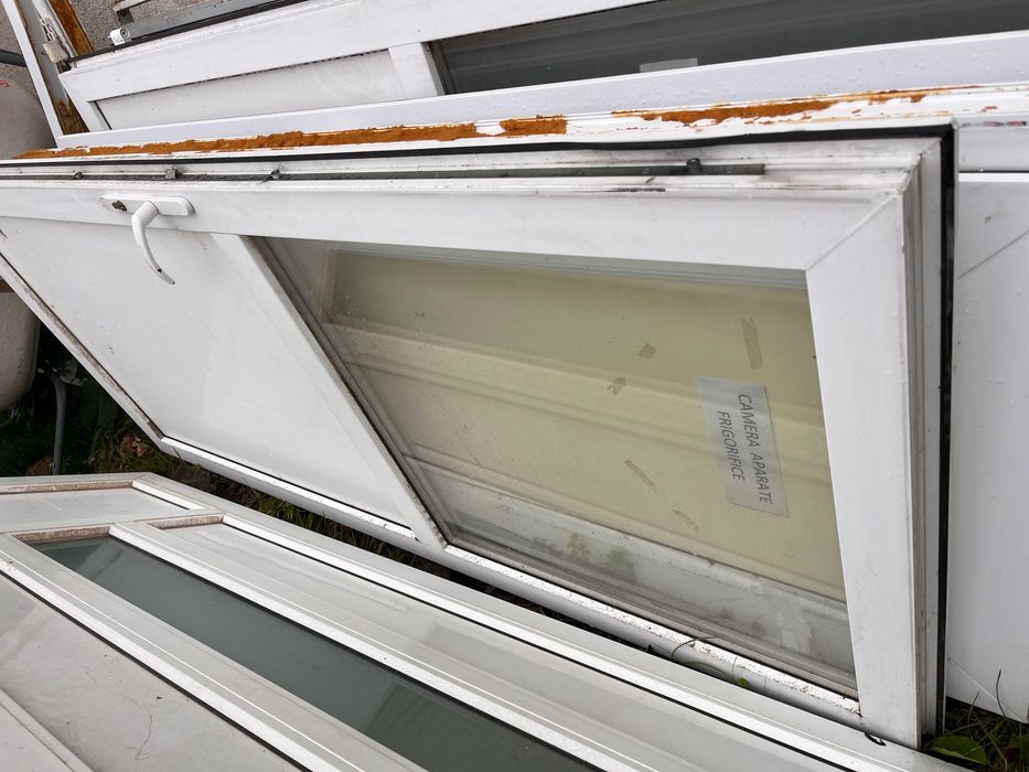 De vânzare uși geamuri second Hand de termopan și calorifere din tablă