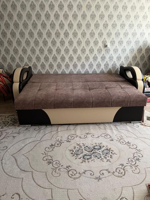 Диван с подушками