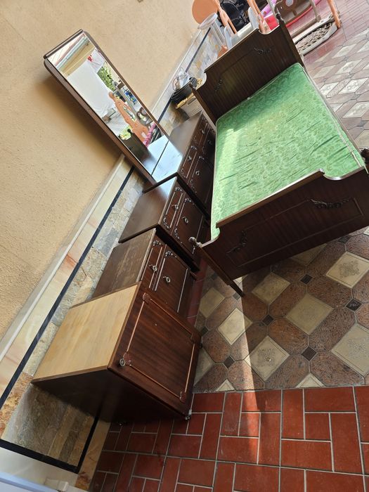 Мебель сотилади хамма жойи бутун, ишлатиш мумкин.