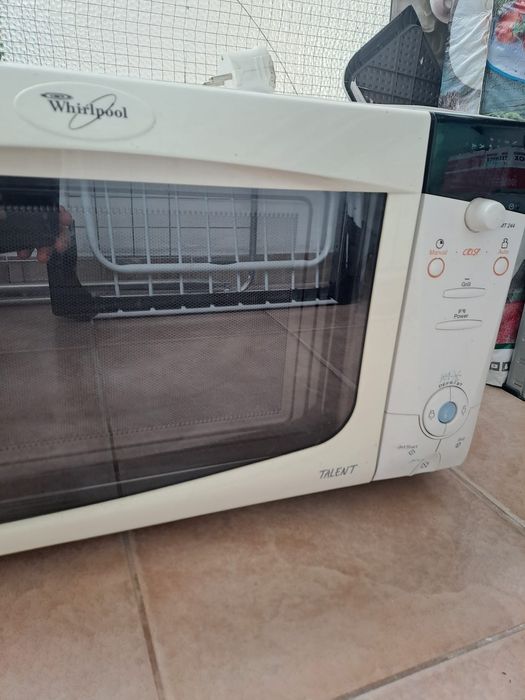 Vând.  Cuptor     cu microunde în stare foarte bună de funcționare