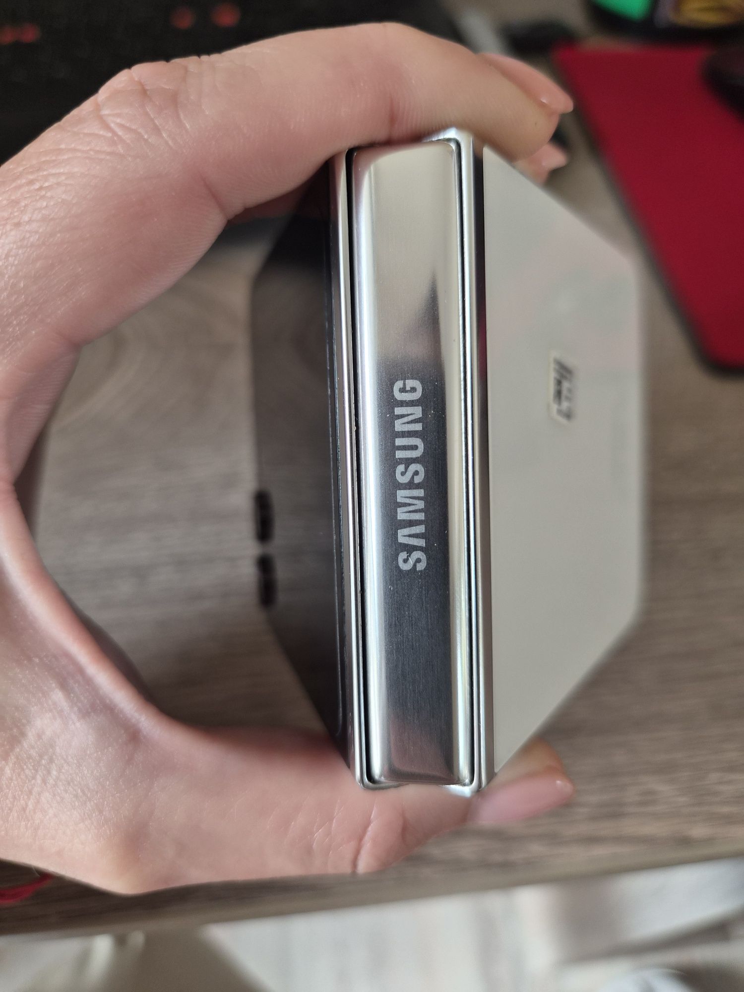 Продавам Samsung Galaxy Z Flip 5, 512GB, цвят Cream. Без забележки!