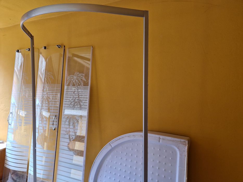 Cabina de dus cu cadita