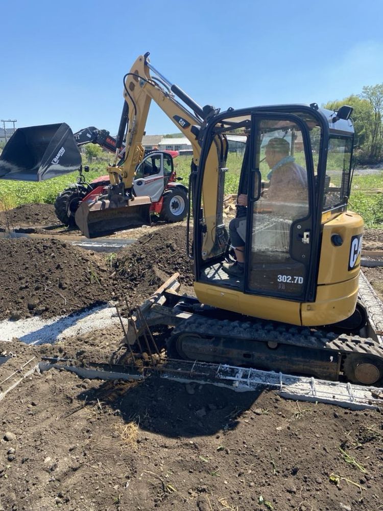 Închiriez miniexcavator