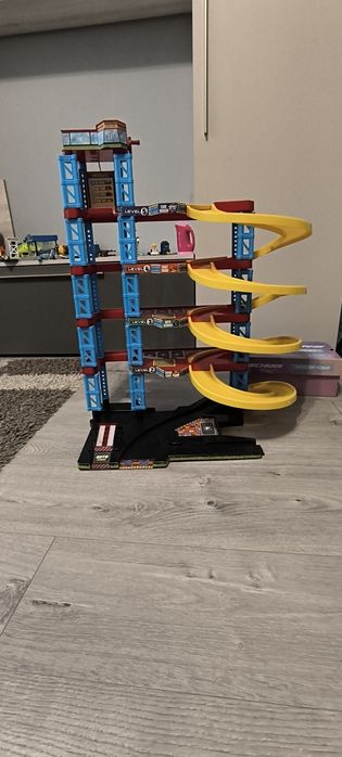 Vând Jucării aproape noi