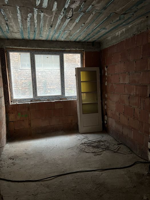 De vanzare la parter Apartament nou cu 3 Camere 73 mp nefinisat Beius