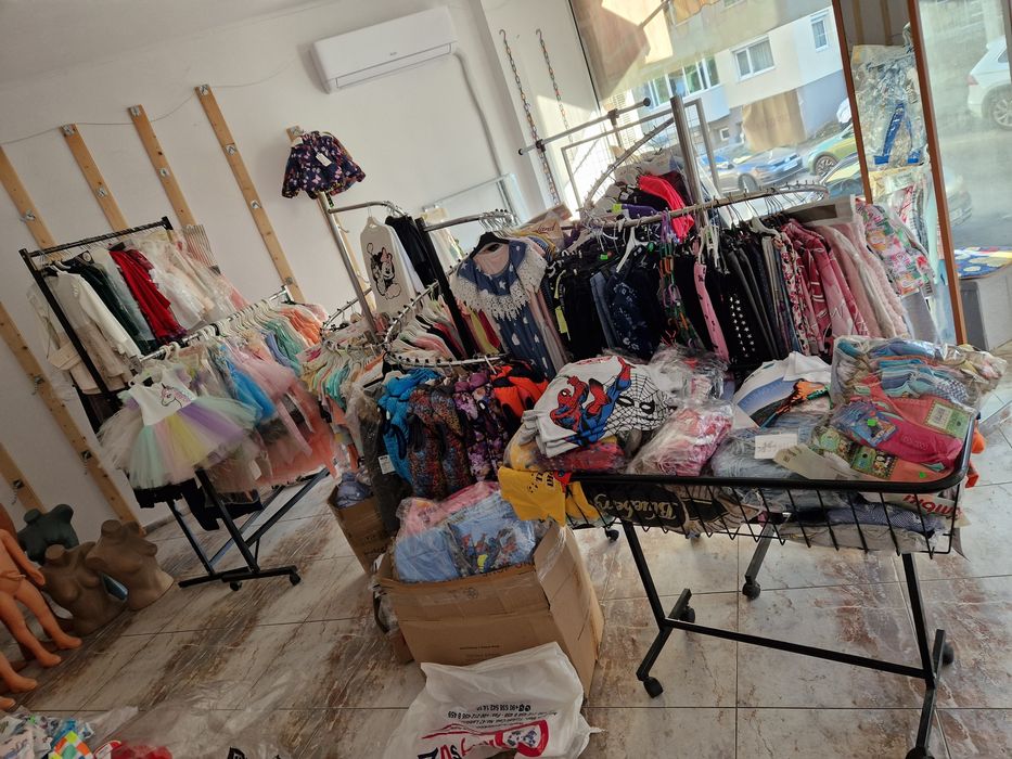 Продава се стока от затворен магазин,цената се коментира