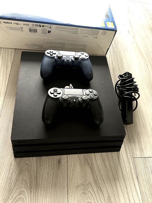 PS4 Pro + 2 manete + cameră video PlayStation