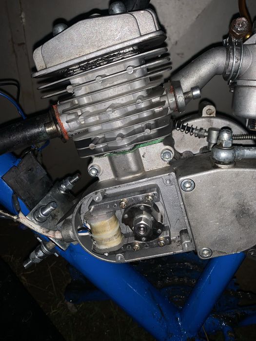 Vând bicicletă cu motor de 80
