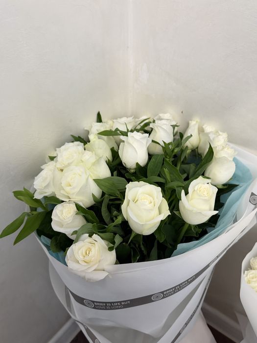 Белые розы 25 шт