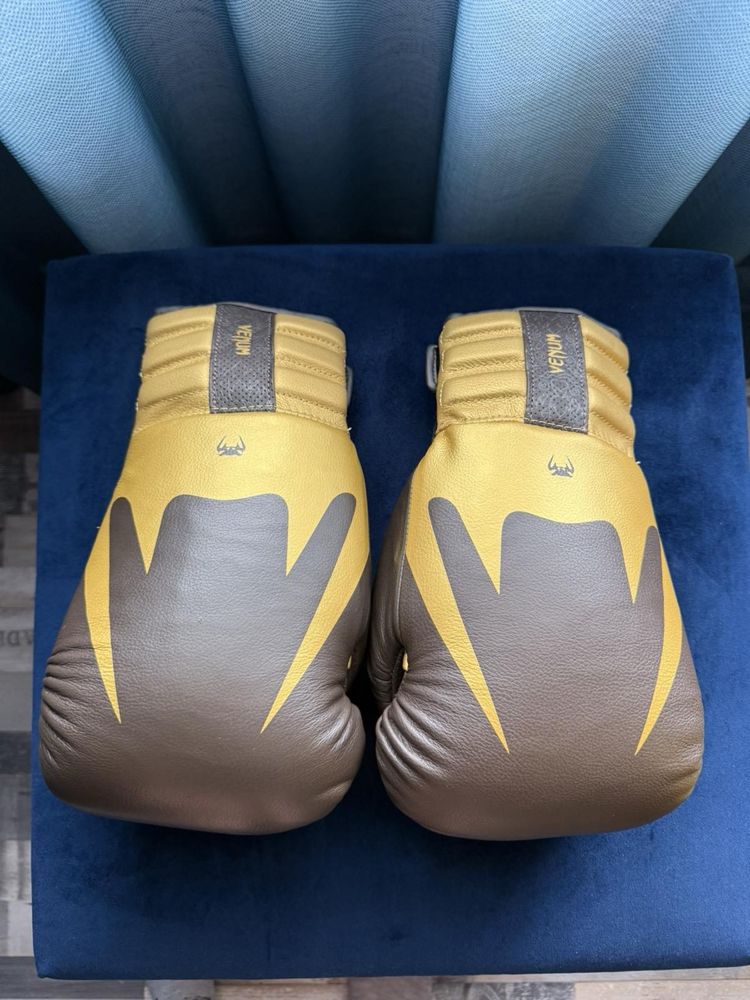 Боксови ръкавици Venum Reverso 14 OZ boxing gloves