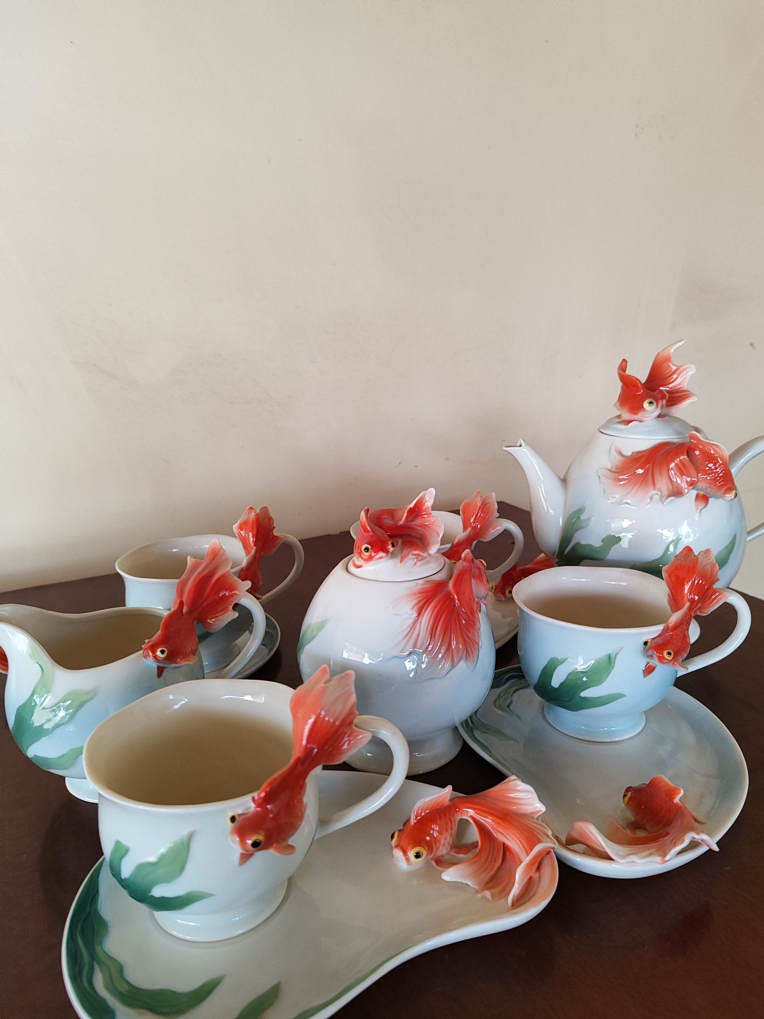 Продается чайный  фарфоровый набор " Золотая рыбка"