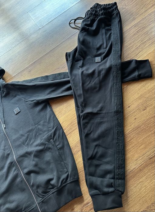 Мъжки,памучен,черен екип Hugo BOSS с метално лого и бродиран кант