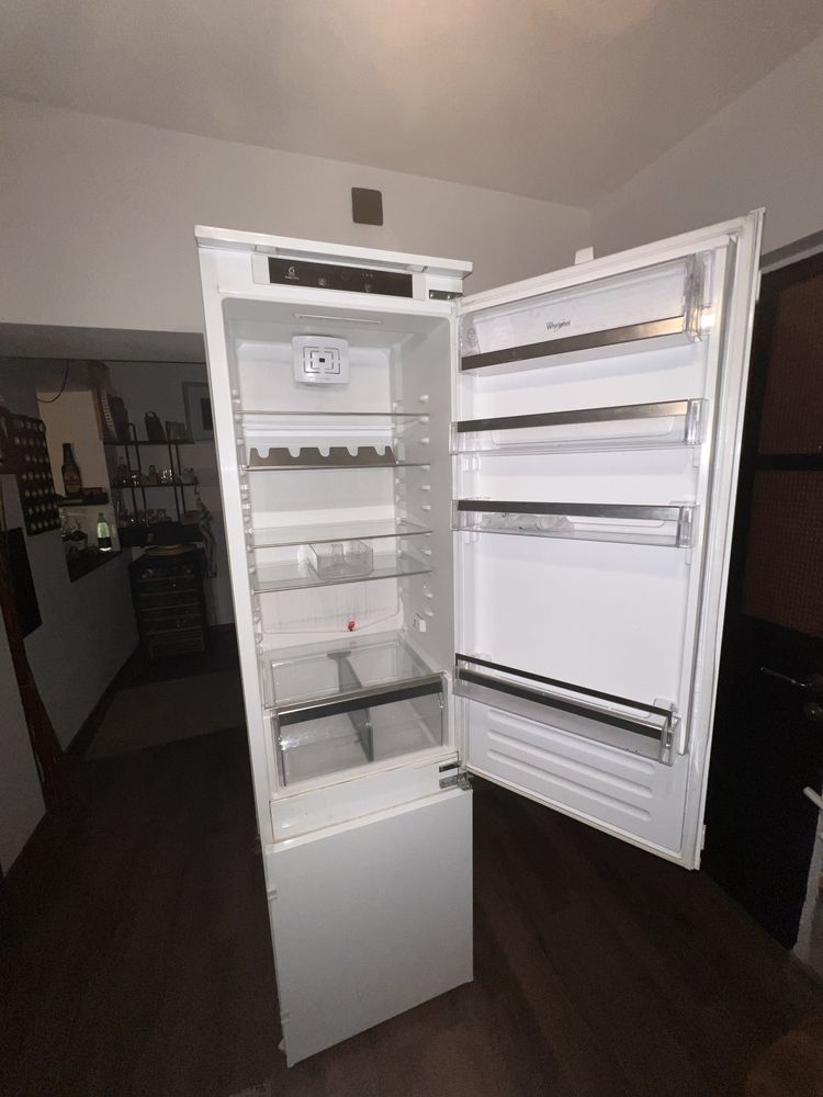 Комбиниран хладилник за вгаждане Whirpool