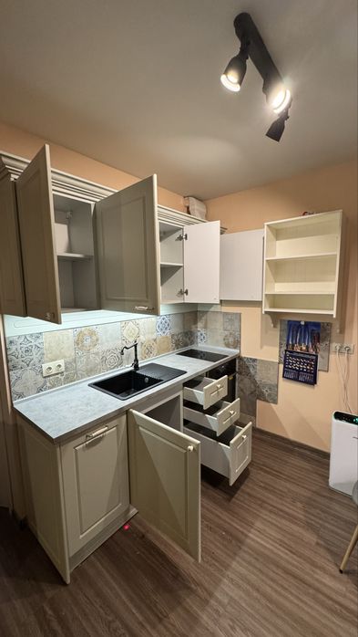 Продавам кухня - кухненски шкафове