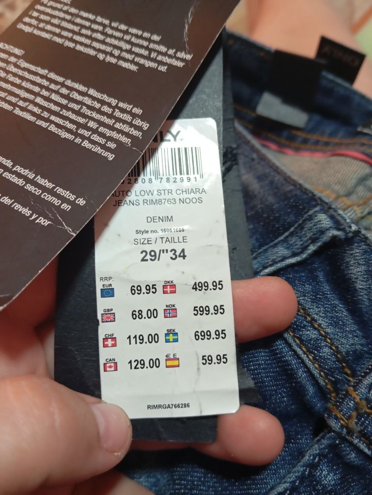 Blugi damă cu eticheta.