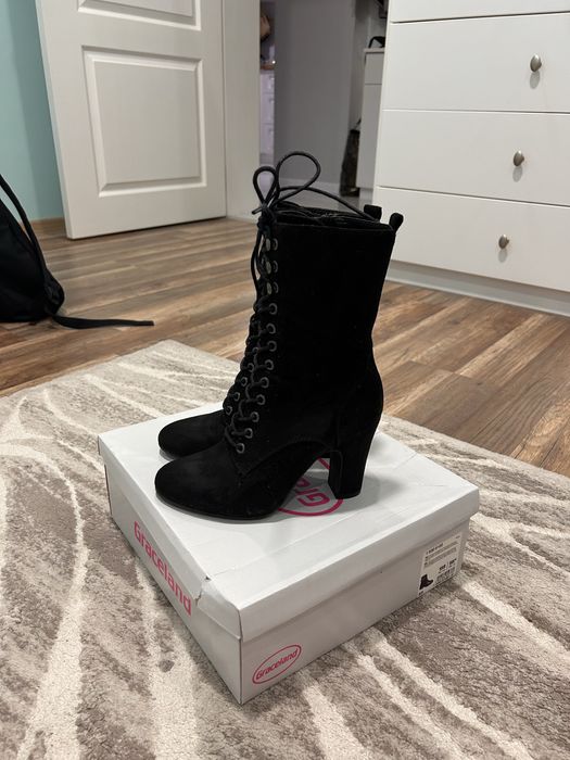 Черни велурени боти на ток