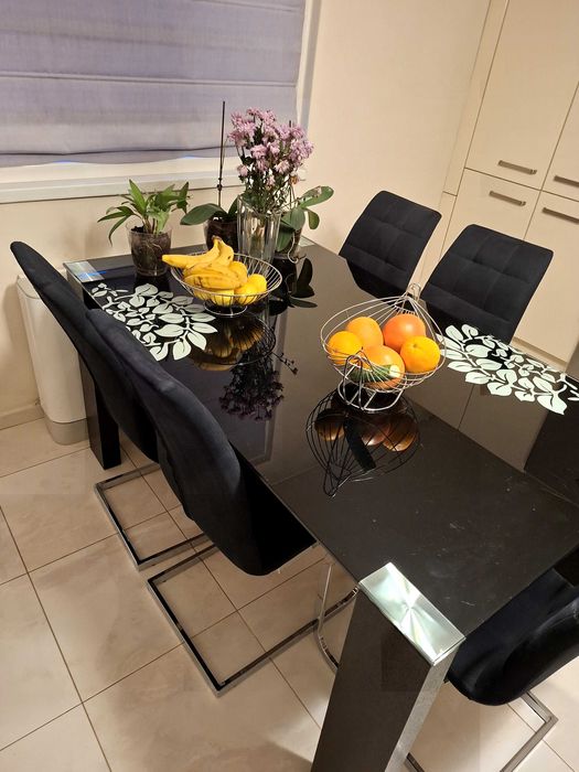 Маса и 6 стола за трапезария