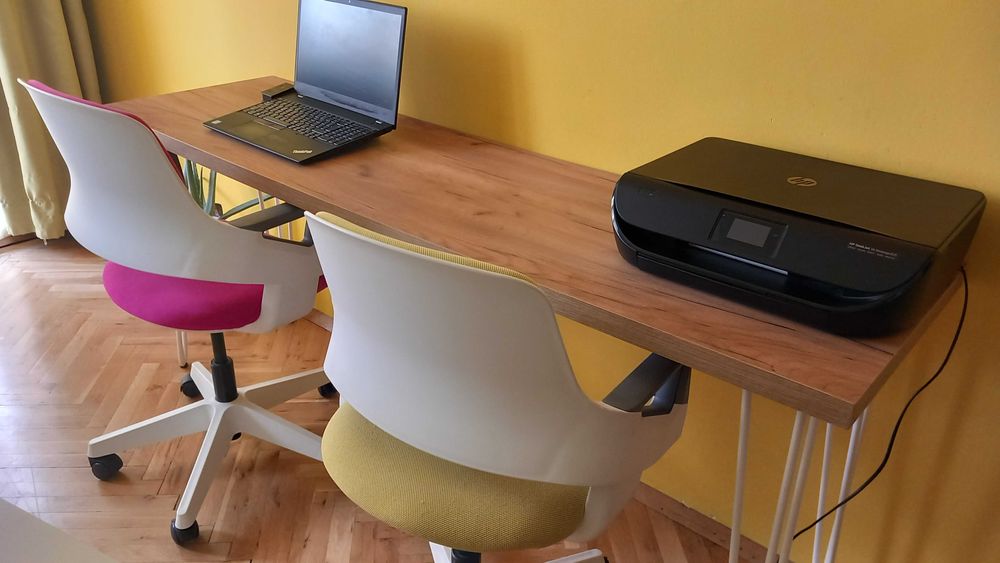 Детско бюро с метални крачета