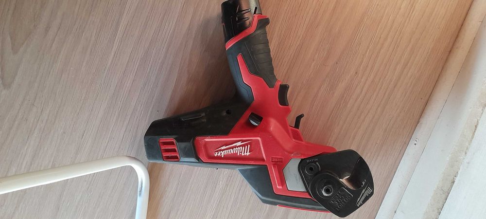 Vand cleste de taiat cabluri milwaukee electric cu baterie