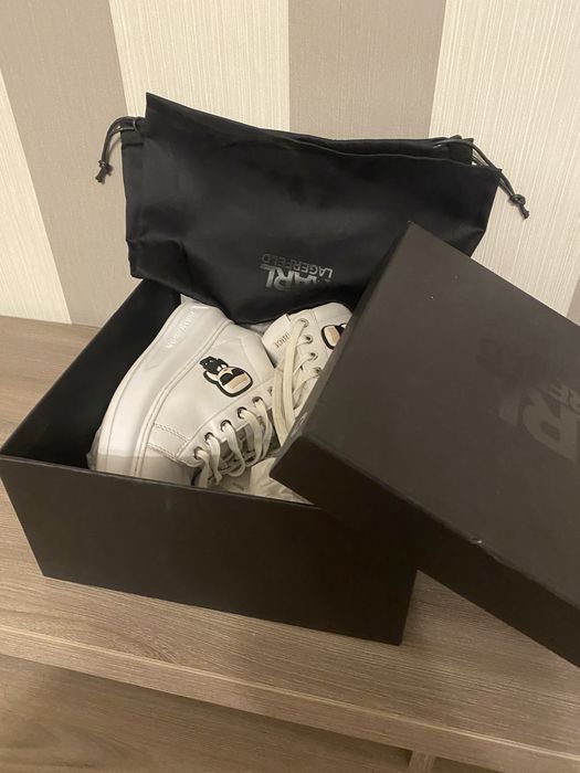 Asidasi Karl Lagerfeld