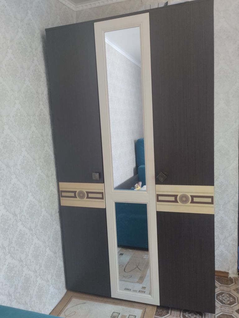 Продается шкаф с комодом вместе