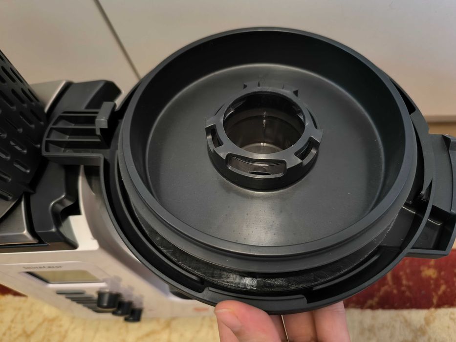 Robot multifuncțional de bucatarie