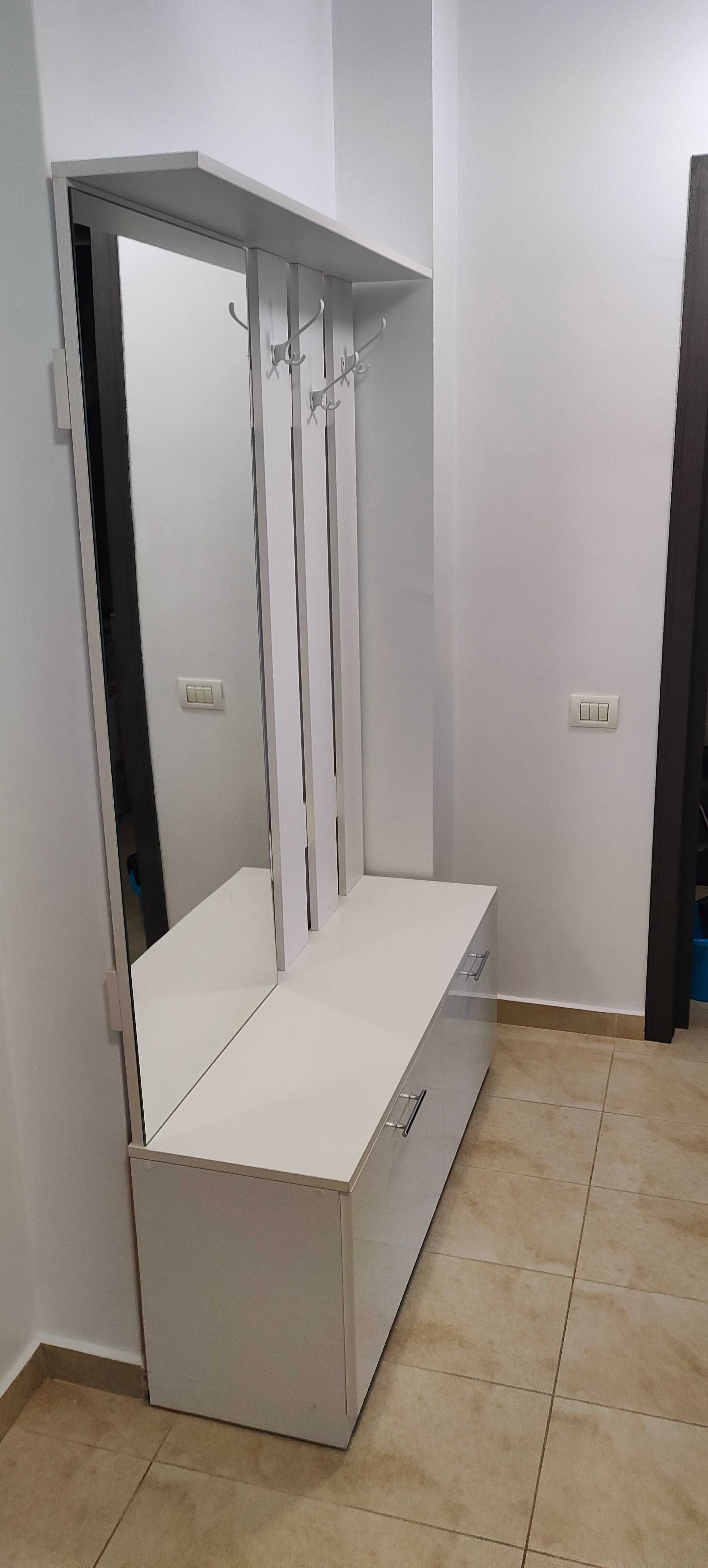 Cuier hol cu oglindă și dulap spațios