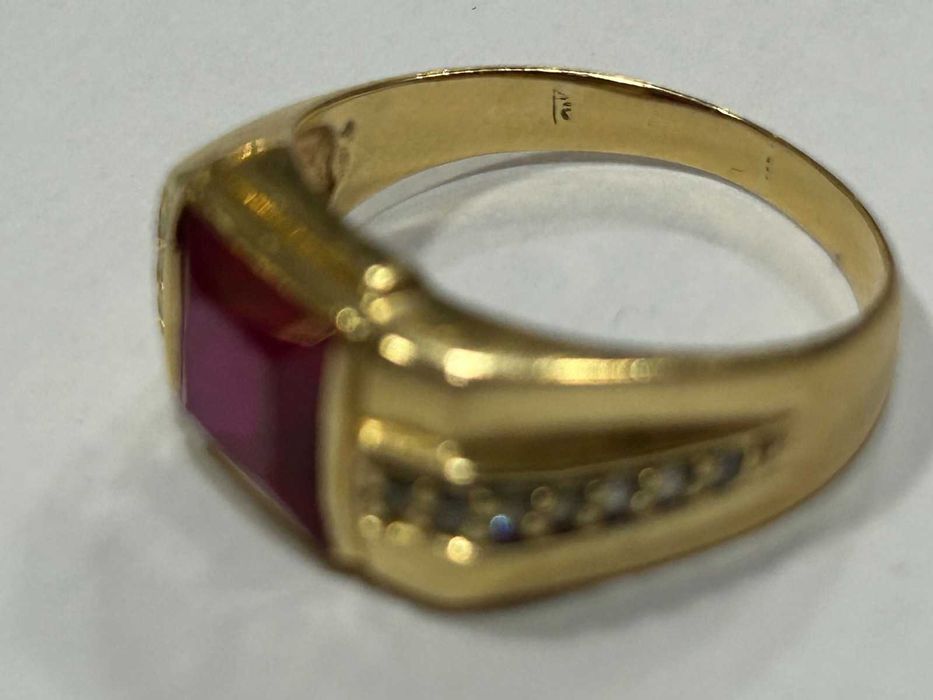 Златен пръстен 14 К 585/ 7,06 гр.