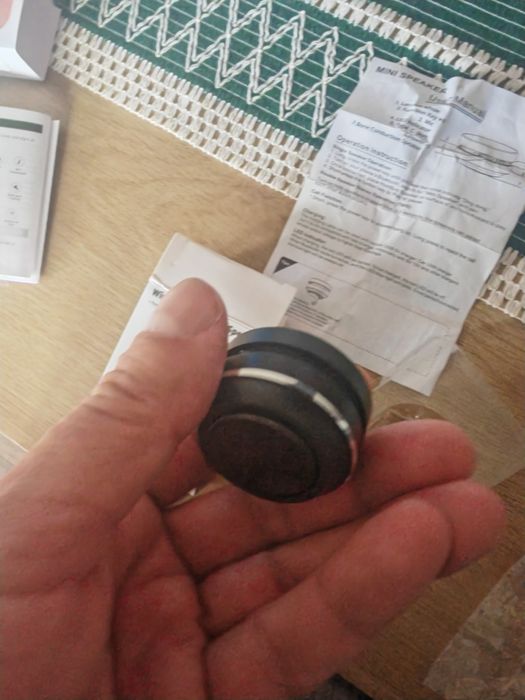 Vând miniboxa wireless resonance speaker