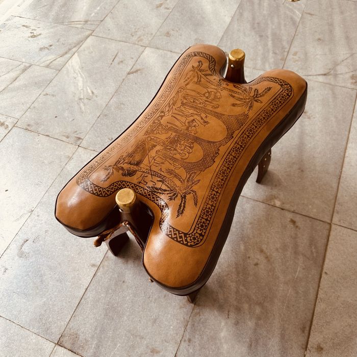 Ръчно изработена ориенталска табуретка от естествена кожа