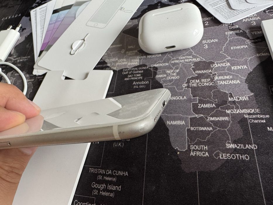 Apple iphone SE 2020 + Apple Airpods 3