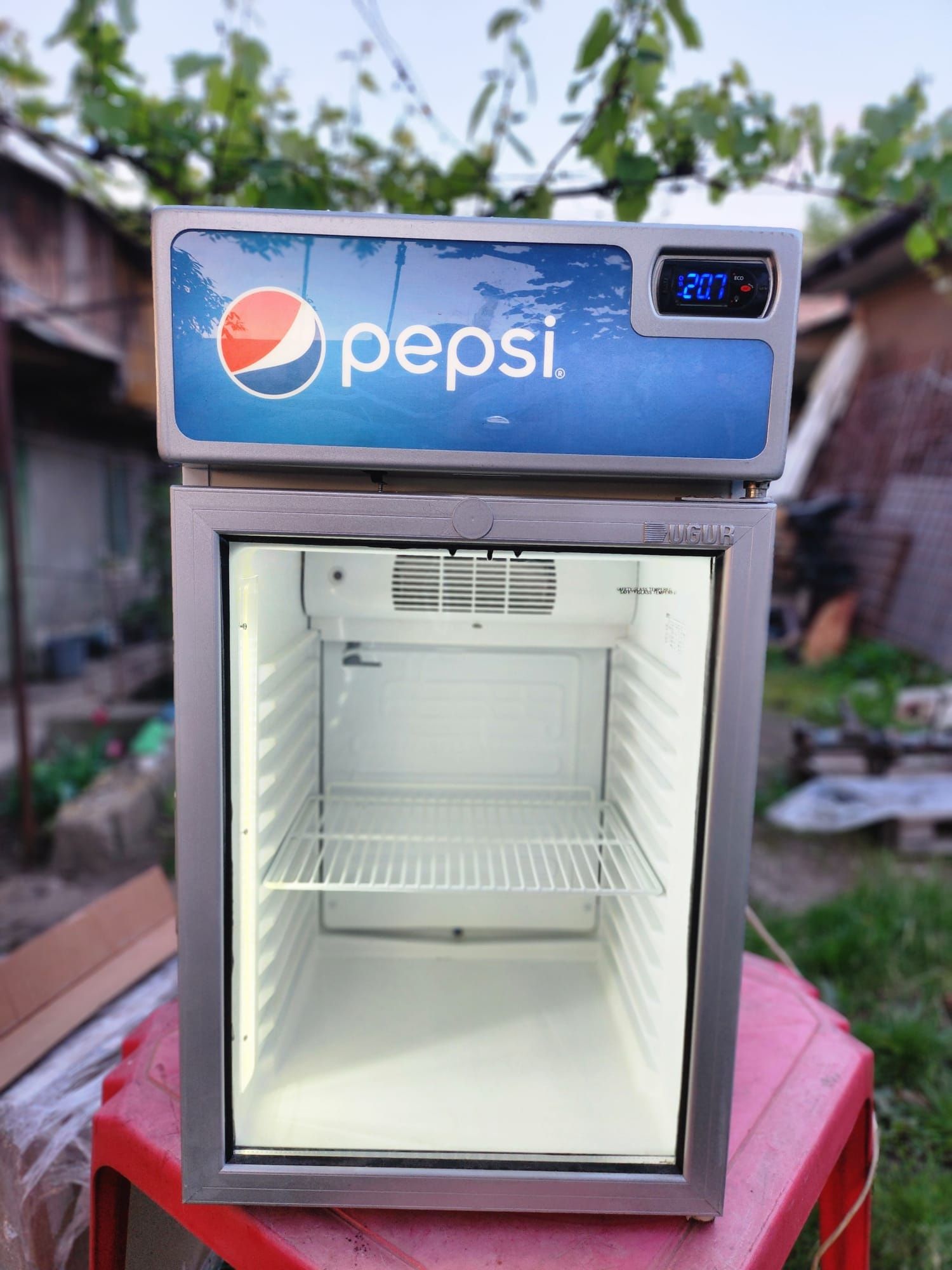Vând mini frigider Pepsi