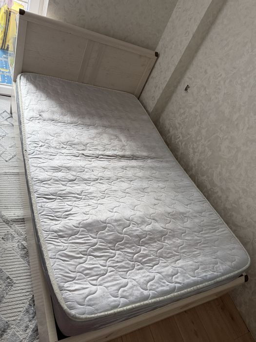 Кровать без матраса