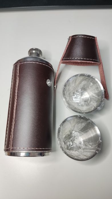 Set ploscă, 2 pahare de shot incluse