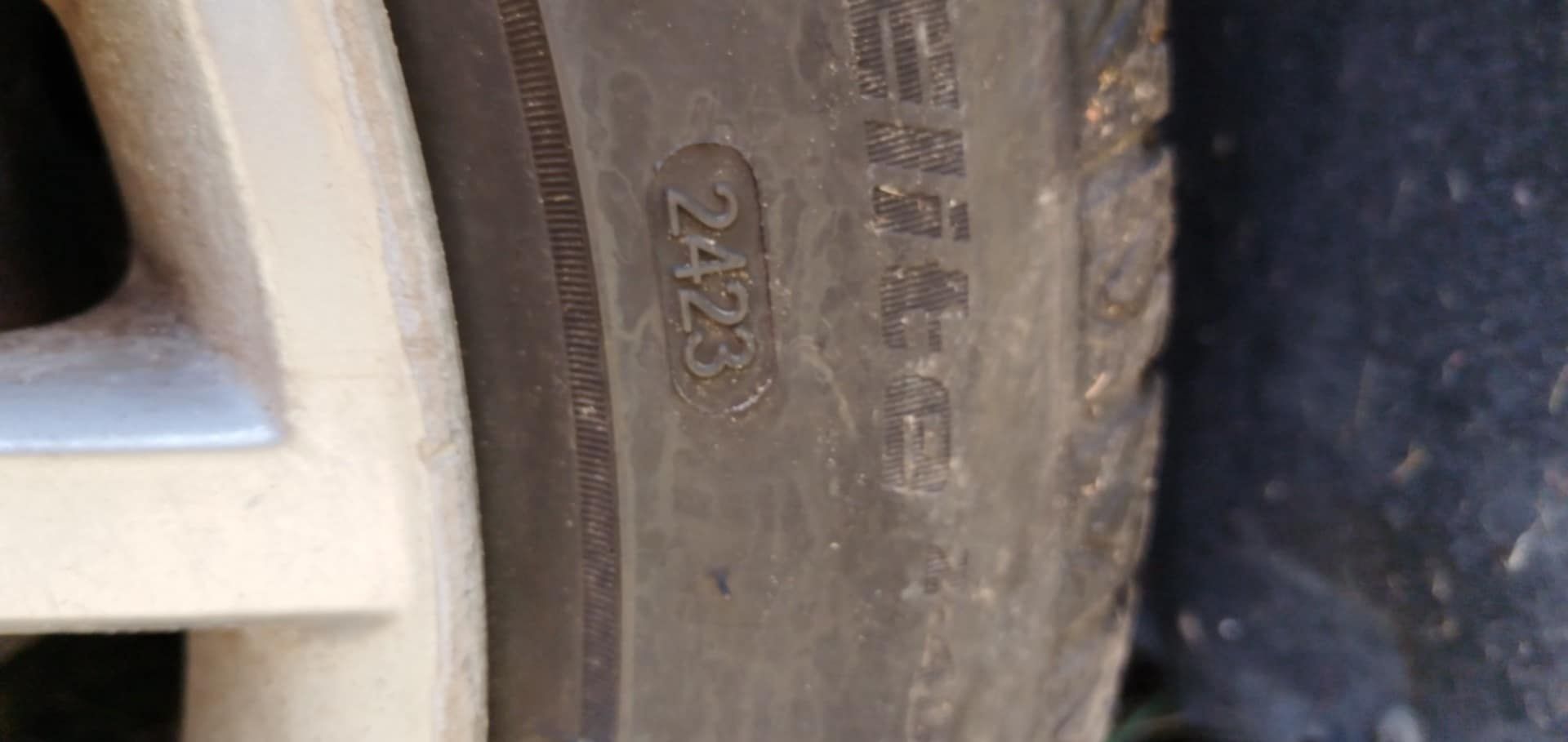 Продавам джанти със зимни гуми 17"