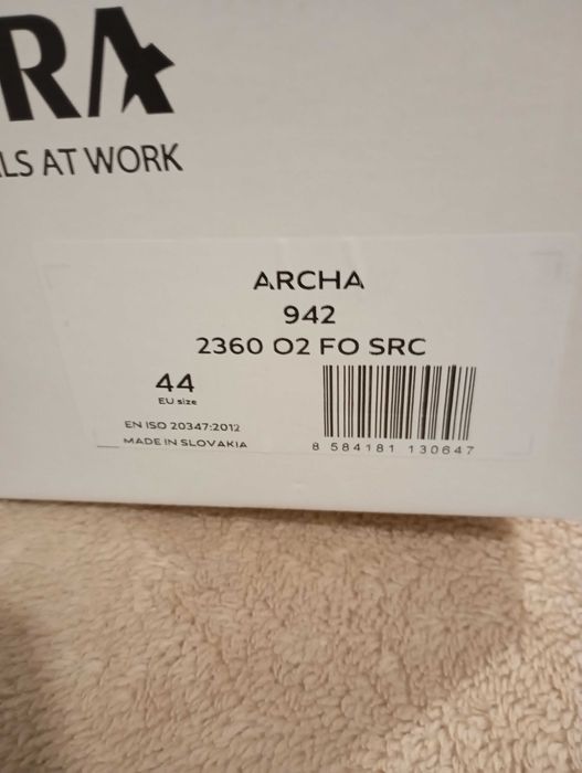 Продавам зимни обувки Artra много качествени.